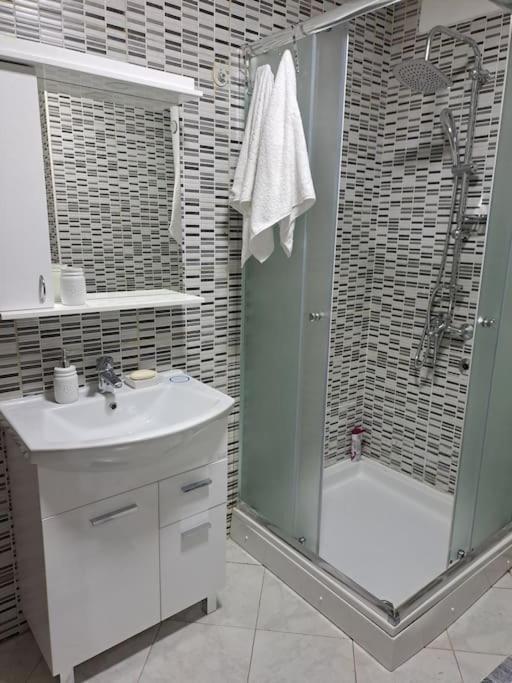 Enjoy Traveling Apartment Tuzla Exterior photo